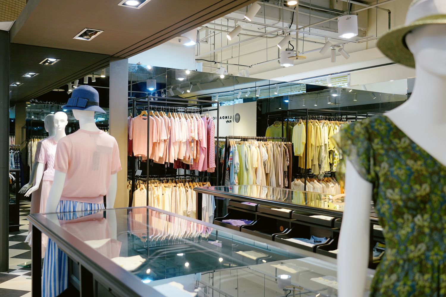 【全面1折起】萬件大牌美妝服飾買到賺到! 日曜天地 OUTLET 週年慶狂送5,000份大獎，釜山機票、星巴克任你抽! @混血珊莎的奇幻旅程