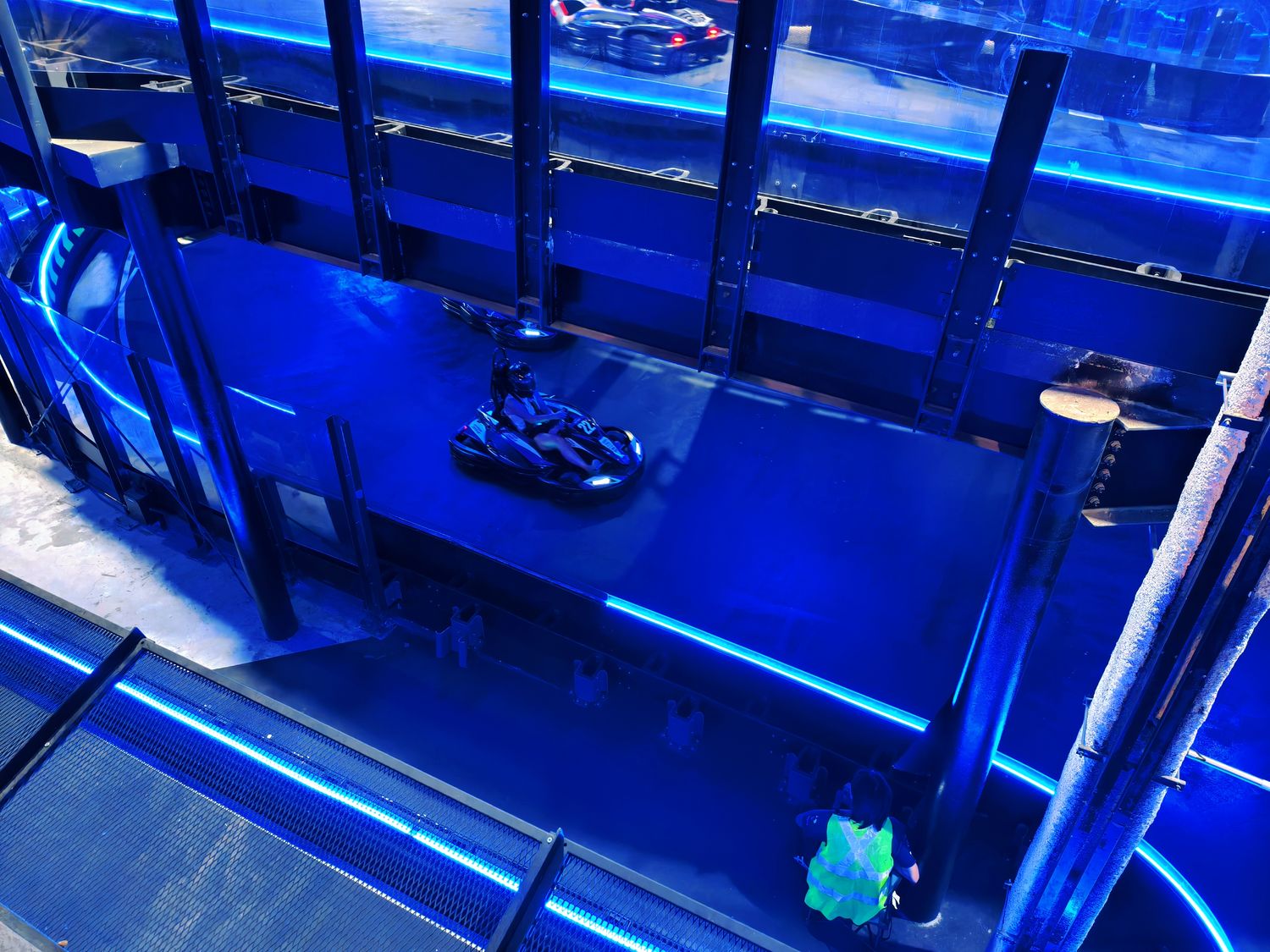 新加坡 HyperDrive 室內卡丁車，隱身聖淘沙巴拉望的飆速天堂! @混血珊莎的奇幻旅程