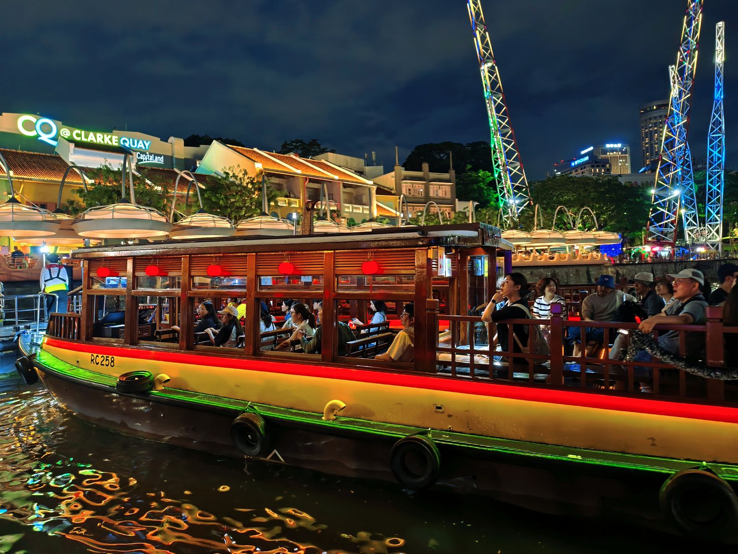 【新加坡景點】克拉碼頭遊船體驗｜40分鐘賞遍金沙酒店、魚尾獅、濱海灣絕美夜景! @混血珊莎的奇幻旅程