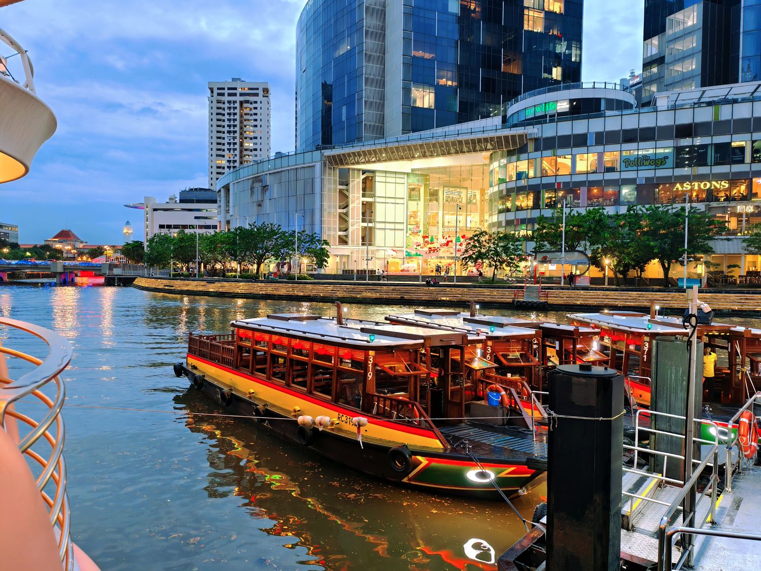 【新加坡景點】克拉碼頭遊船體驗｜40分鐘賞遍金沙酒店、魚尾獅、濱海灣絕美夜景! @混血珊莎的奇幻旅程
