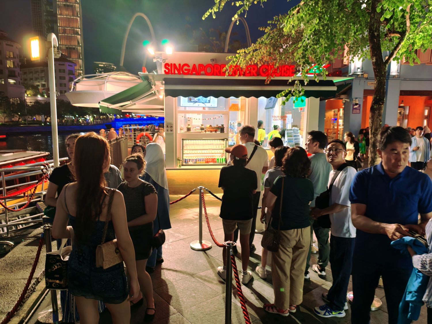 【新加坡景點】克拉碼頭遊船體驗｜40分鐘賞遍金沙酒店、魚尾獅、濱海灣絕美夜景! @混血珊莎的奇幻旅程