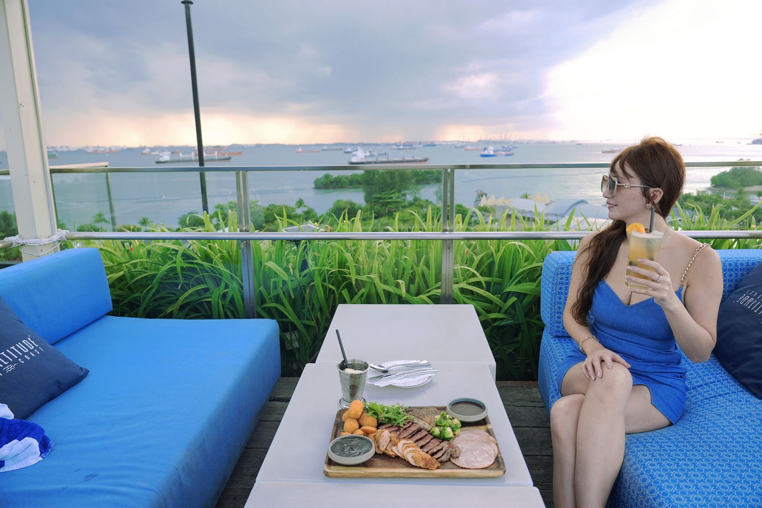 新加坡聖淘沙必去|1-Altitude Coast Rooftop Bar 絕美高空酒吧,躺在泳池畔喝調酒、此生必看夕陽美景! @混血珊莎的奇幻旅程 新加坡聖淘沙必去|1-Altitude Coast Rooftop Bar 絕美高空酒吧,躺在泳池畔喝調酒、此生必看夕陽美景! @混血珊莎的奇幻旅程