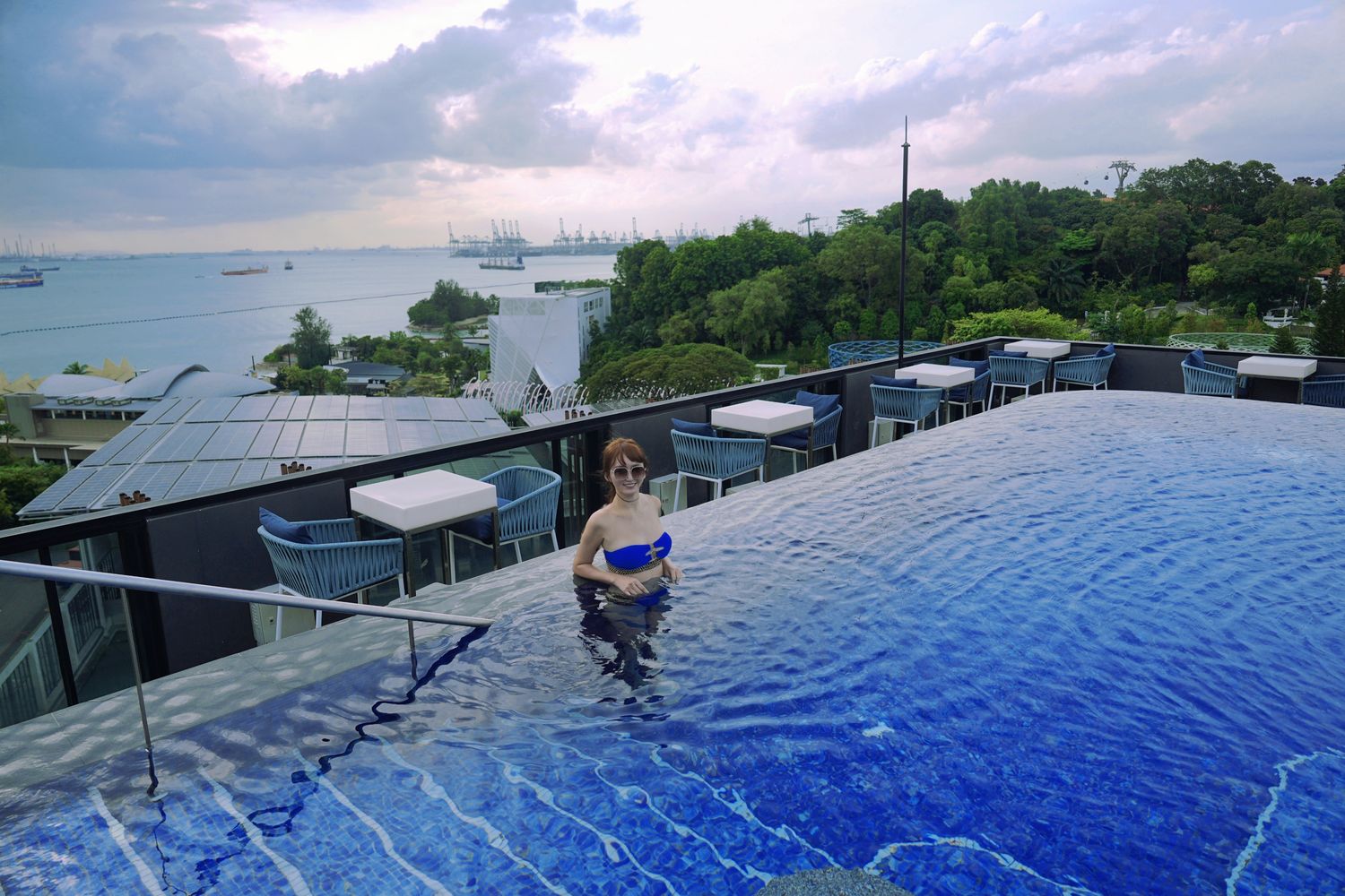 新加坡聖淘沙必去|1-Altitude Coast Rooftop Bar 絕美高空酒吧,躺在泳池畔喝調酒、此生必看夕陽美景! @混血珊莎的奇幻旅程 新加坡聖淘沙必去|1-Altitude Coast Rooftop Bar 絕美高空酒吧,躺在泳池畔喝調酒、此生必看夕陽美景! @混血珊莎的奇幻旅程