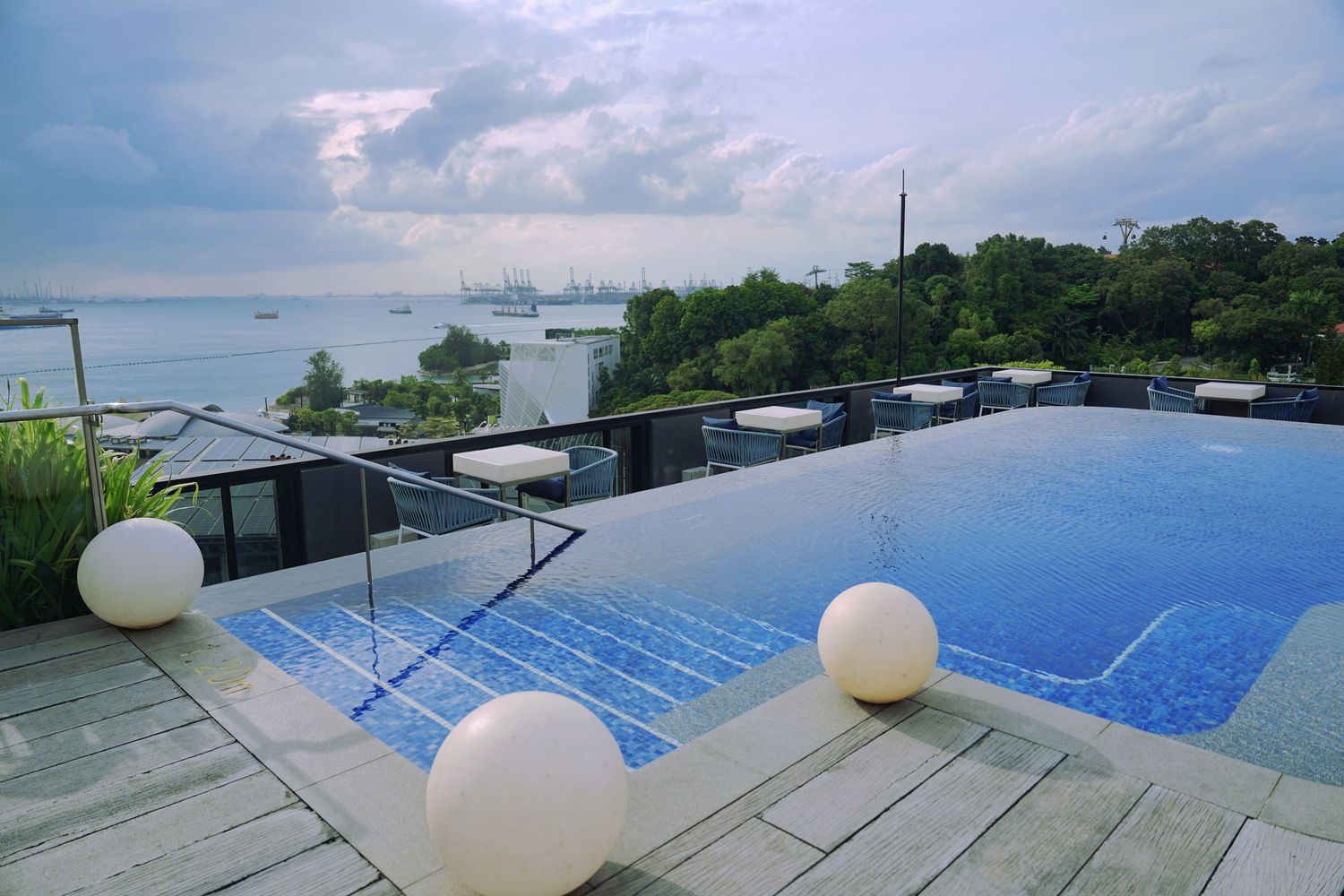 新加坡聖淘沙必去|1-Altitude Coast Rooftop Bar 絕美高空酒吧,躺在泳池畔喝調酒、此生必看夕陽美景! @混血珊莎的奇幻旅程 新加坡聖淘沙必去|1-Altitude Coast Rooftop Bar 絕美高空酒吧,躺在泳池畔喝調酒、此生必看夕陽美景! @混血珊莎的奇幻旅程