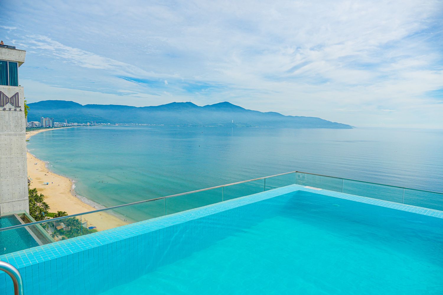 【峴港住宿】TMS Hotel Da Nang Beach 開箱！美溪沙灘第一排，頂樓無邊際泳池超美! @混血珊莎的奇幻旅程