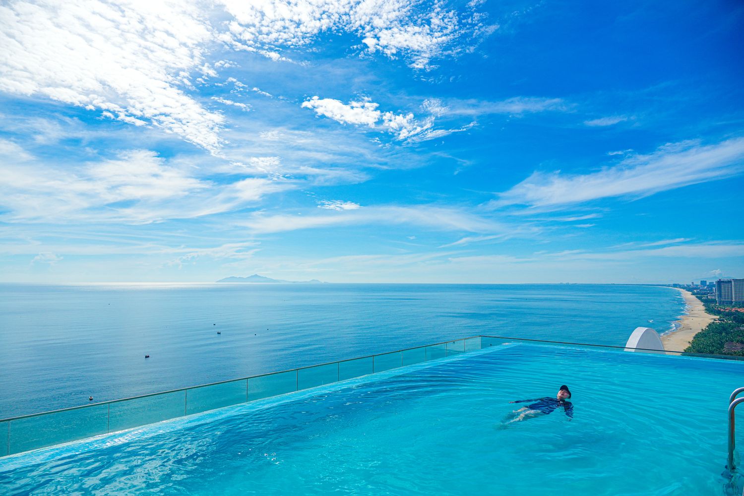 【峴港住宿】TMS Hotel Da Nang Beach 開箱！美溪沙灘第一排，頂樓無邊際泳池超美! @混血珊莎的奇幻旅程