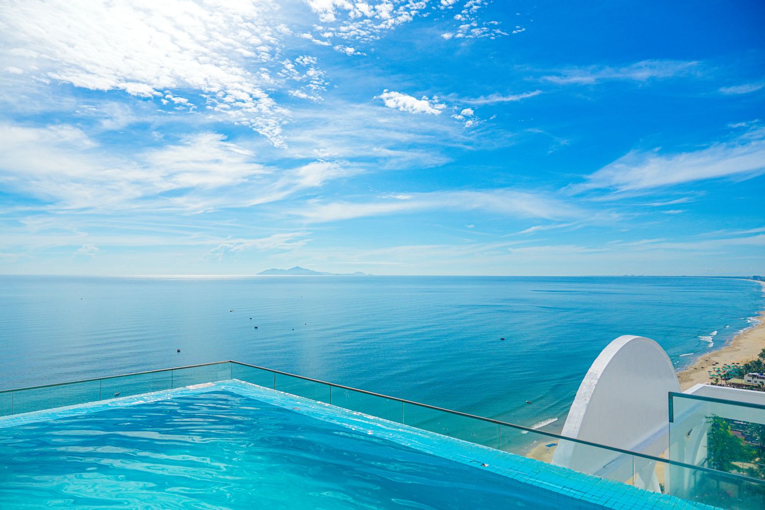 【峴港住宿】TMS Hotel Da Nang Beach 開箱！美溪沙灘第一排，頂樓無邊際泳池超美! @混血珊莎的奇幻旅程