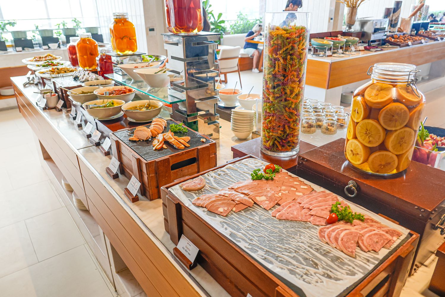 【峴港住宿】TMS Hotel Da Nang Beach 開箱！美溪沙灘第一排，頂樓無邊際泳池超美! @混血珊莎的奇幻旅程