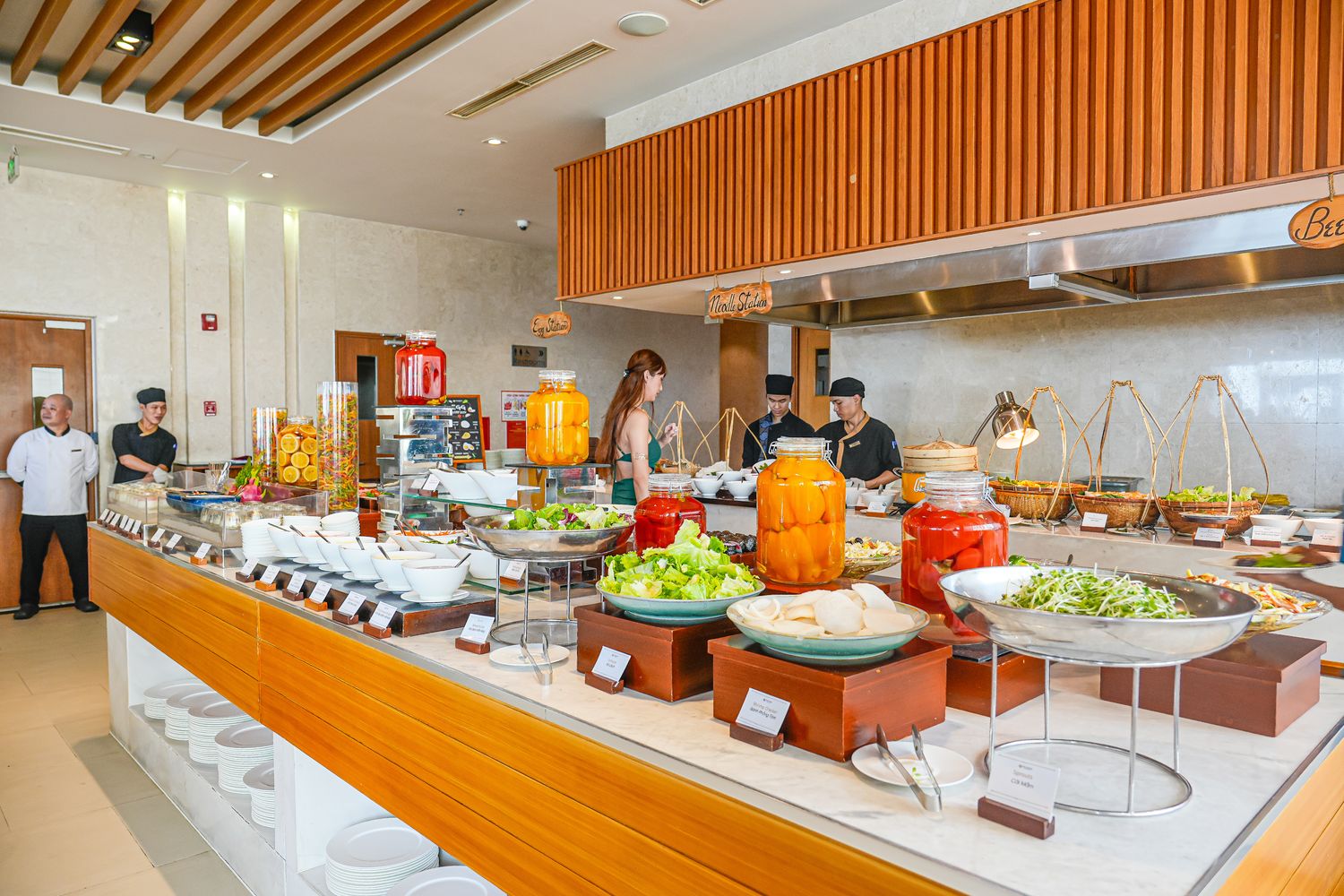 【峴港住宿】TMS Hotel Da Nang Beach 開箱！美溪沙灘第一排，頂樓無邊際泳池超美! @混血珊莎的奇幻旅程