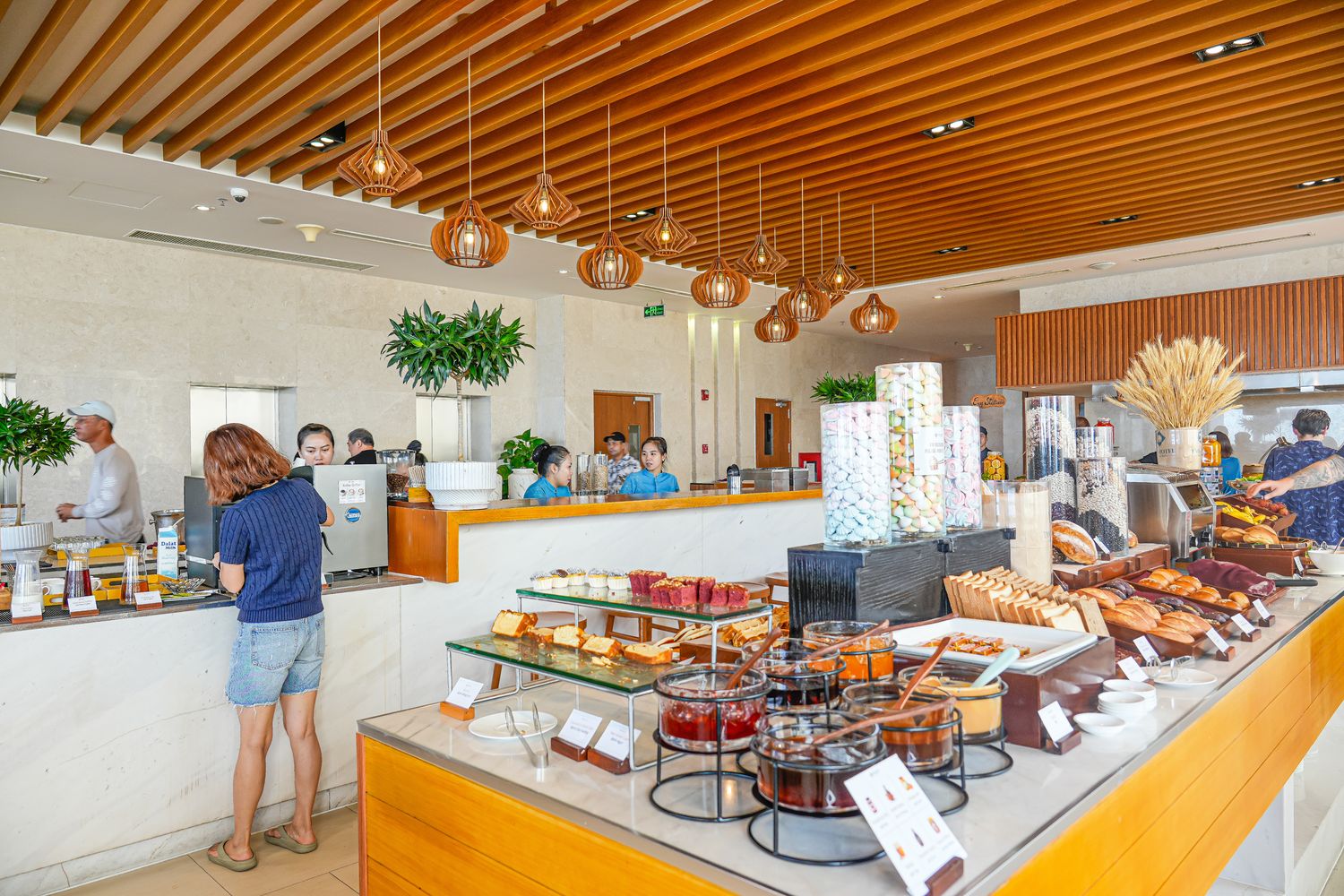 【峴港住宿】TMS Hotel Da Nang Beach 開箱！美溪沙灘第一排，頂樓無邊際泳池超美! @混血珊莎的奇幻旅程