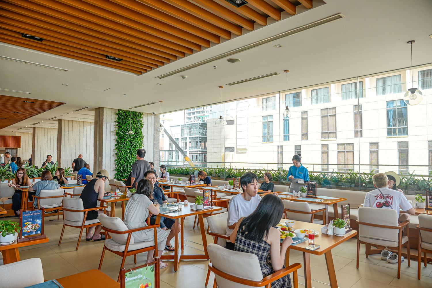 【峴港住宿】TMS Hotel Da Nang Beach 開箱！美溪沙灘第一排，頂樓無邊際泳池超美! @混血珊莎的奇幻旅程