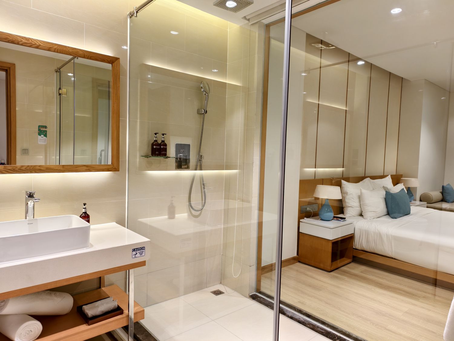 【峴港住宿】TMS Hotel Da Nang Beach 開箱！美溪沙灘第一排，頂樓無邊際泳池超美! @混血珊莎的奇幻旅程