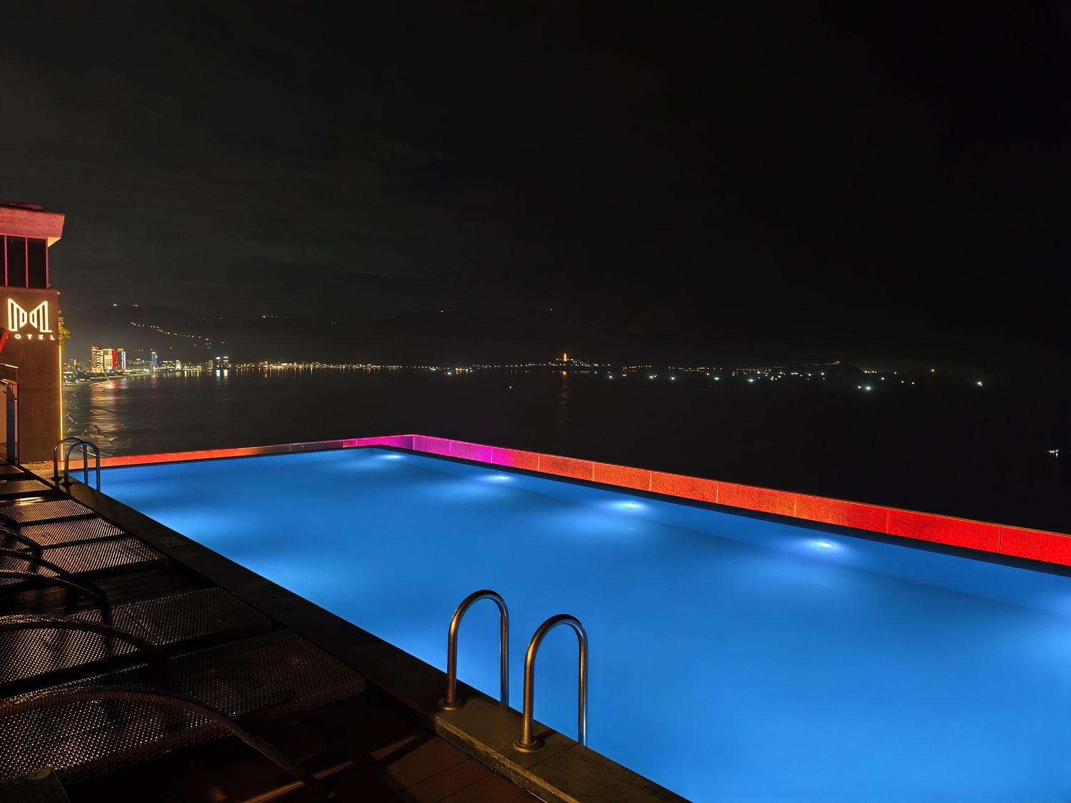 【峴港住宿】TMS Hotel Da Nang Beach 開箱！美溪沙灘第一排，頂樓無邊際泳池超美! @混血珊莎的奇幻旅程