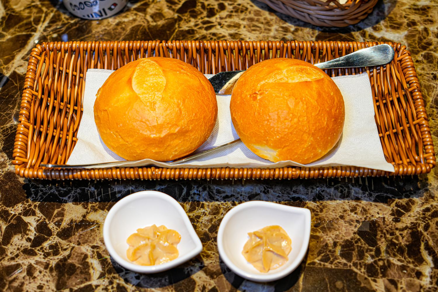 桃園聚餐推薦｜新開幕托斯卡尼尼中壢店，中壢火車站旁美食，市中心的義式花園! @混血珊莎的奇幻旅程