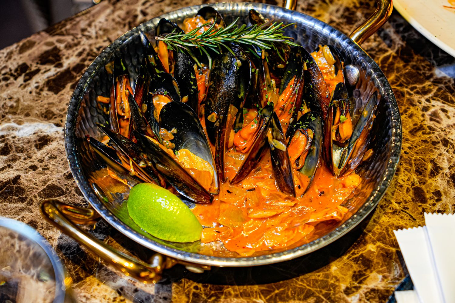 桃園聚餐推薦｜新開幕托斯卡尼尼中壢店，中壢火車站旁美食，市中心的義式花園! @混血珊莎的奇幻旅程