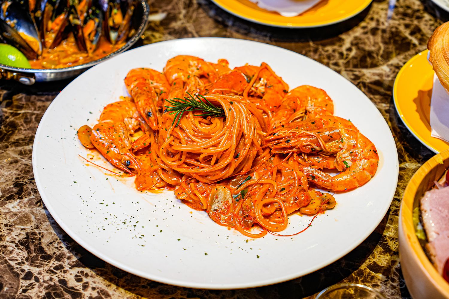 桃園聚餐推薦｜新開幕托斯卡尼尼中壢店，中壢火車站旁美食，市中心的義式花園! @混血珊莎的奇幻旅程