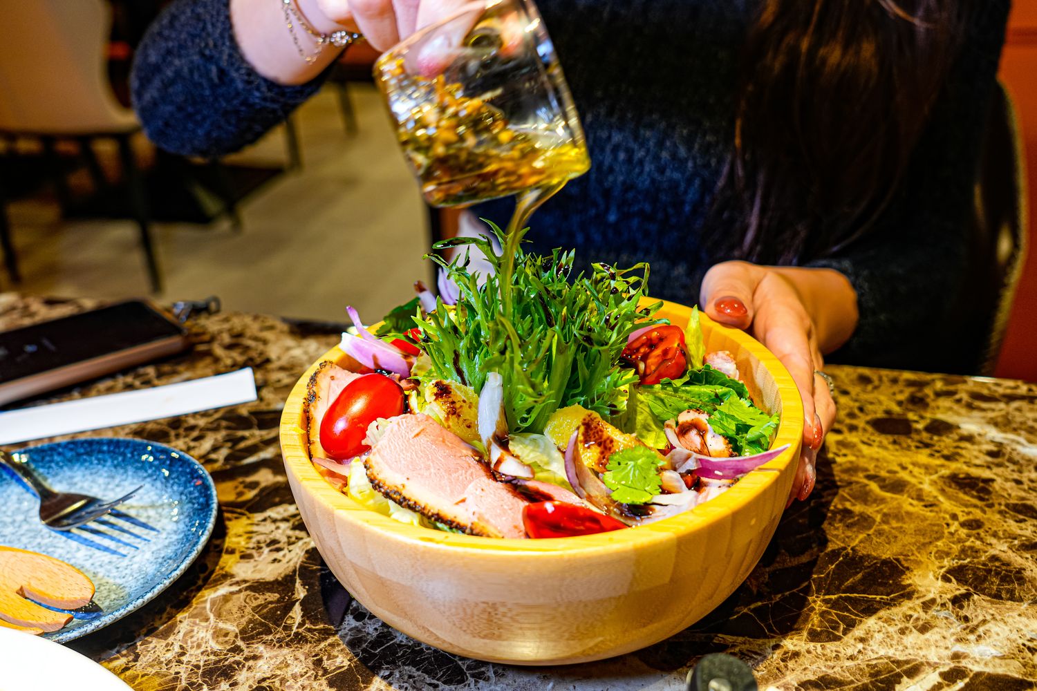 桃園聚餐推薦｜新開幕托斯卡尼尼中壢店，中壢火車站旁美食，市中心的義式花園! @混血珊莎的奇幻旅程