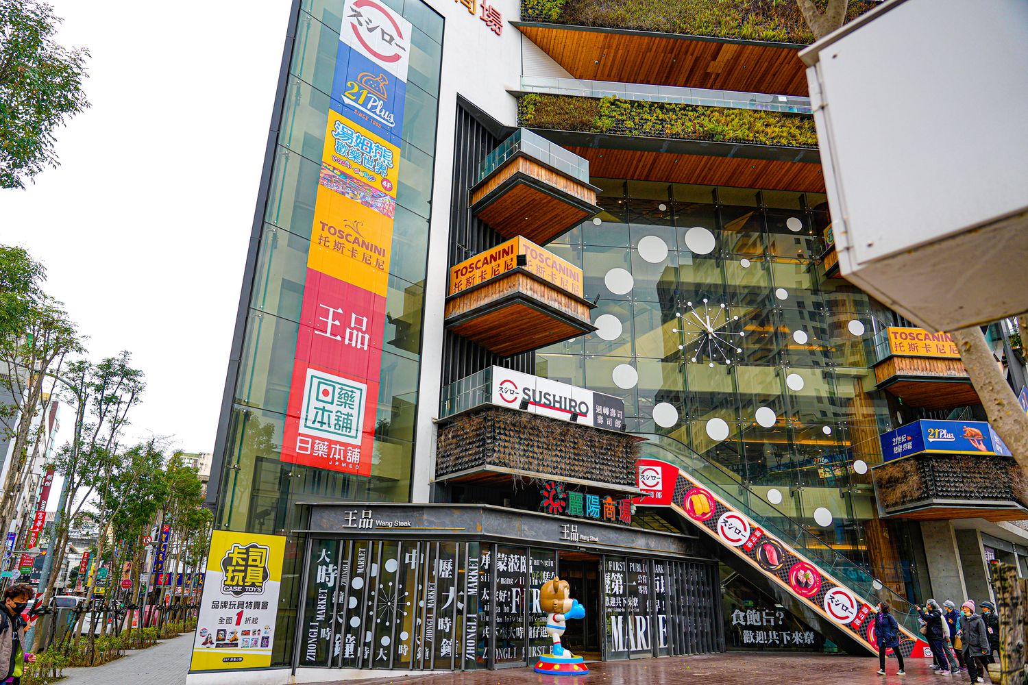 桃園聚餐推薦｜新開幕托斯卡尼尼中壢店，中壢火車站旁美食，市中心的義式花園! @混血珊莎的奇幻旅程