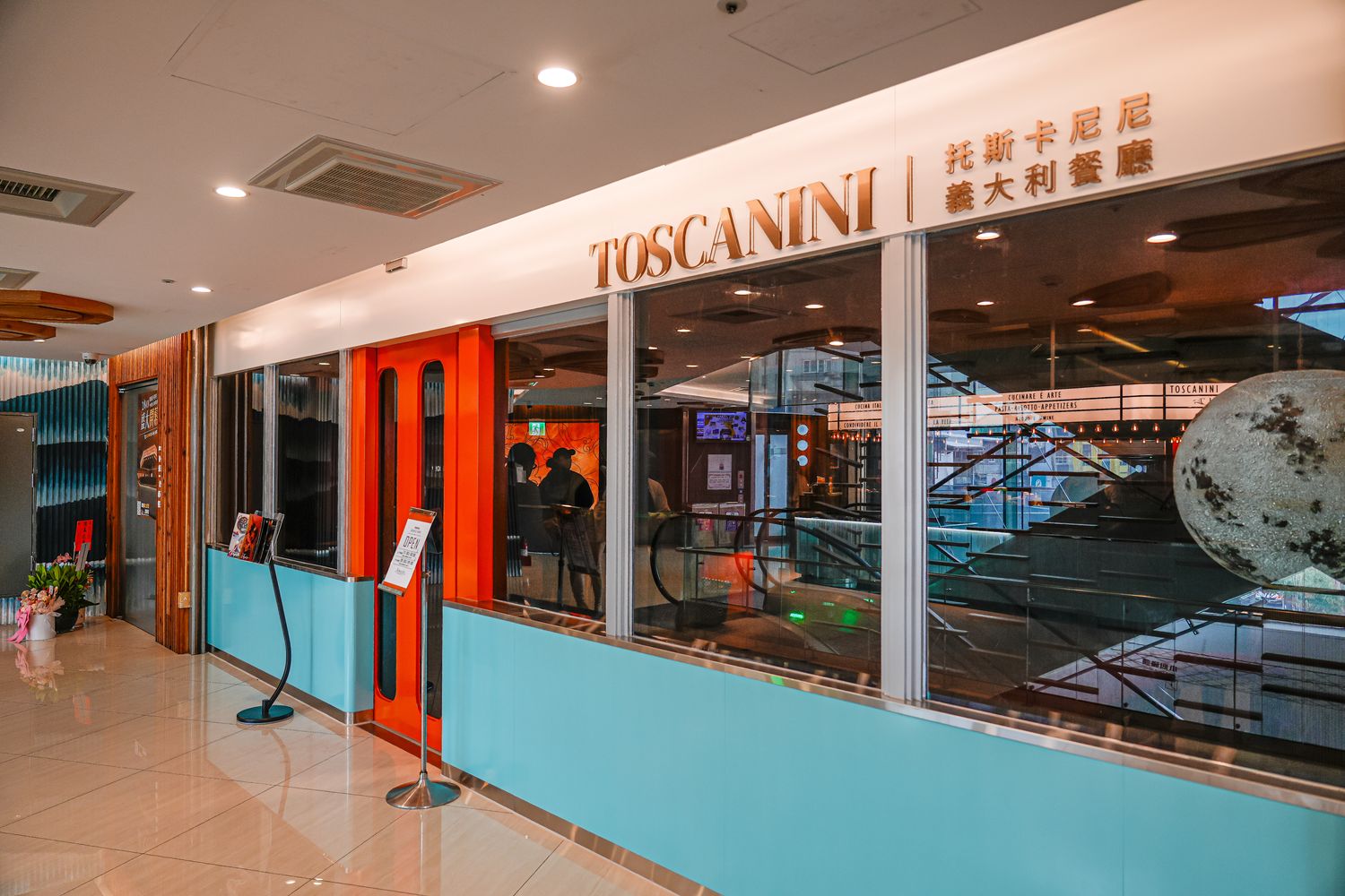 桃園聚餐推薦｜新開幕托斯卡尼尼中壢店，中壢火車站旁美食，市中心的義式花園! @混血珊莎的奇幻旅程