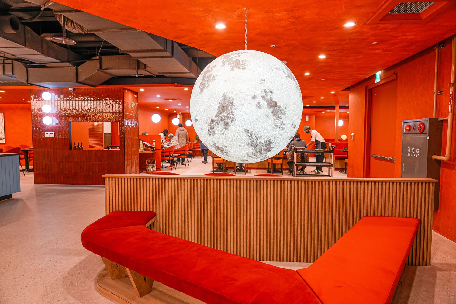 桃園聚餐推薦｜新開幕托斯卡尼尼中壢店，中壢火車站旁美食，市中心的義式花園! @混血珊莎的奇幻旅程