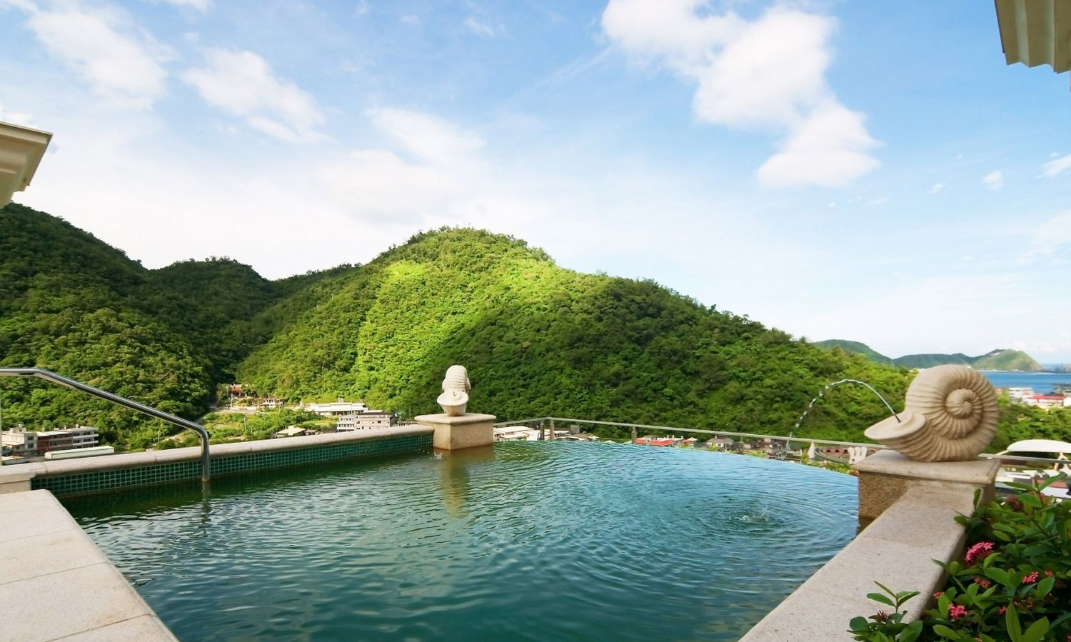 秒飛歐洲！瓏山林蘇澳冷熱泉度假飯店，純白宮廷風與極致雙湯的度假天堂! @混血珊莎的奇幻旅程