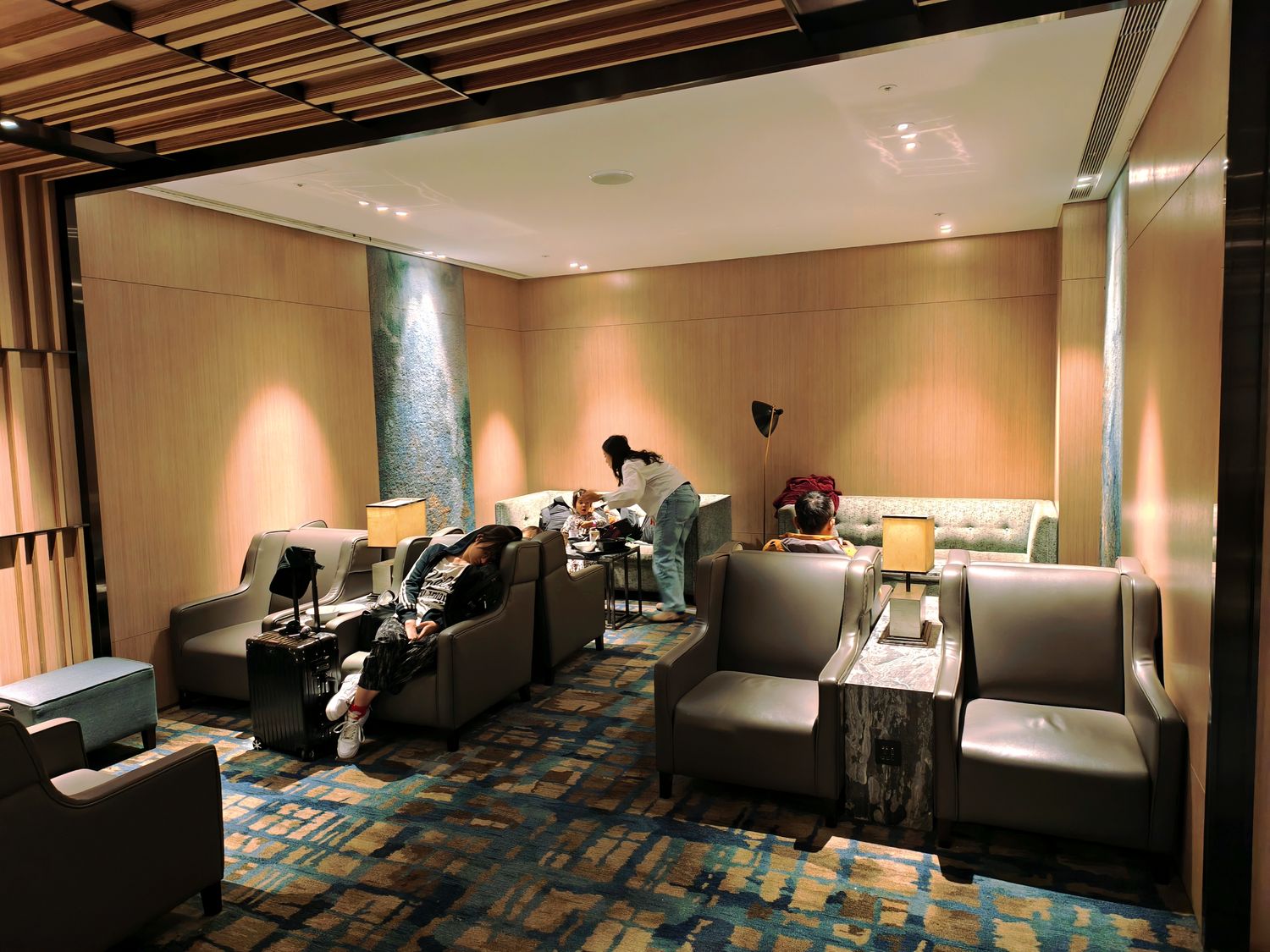 【機場貴賓室優惠】搭廉航也能進貴賓室,全球通用 U.First(原龍騰卡)優惠,班機延誤救星! @混血珊莎的奇幻旅程 【機場貴賓室優惠】搭廉航也能進貴賓室,全球通用 U.First(原龍騰卡)優惠,班機延誤救星! @混血珊莎的奇幻旅程