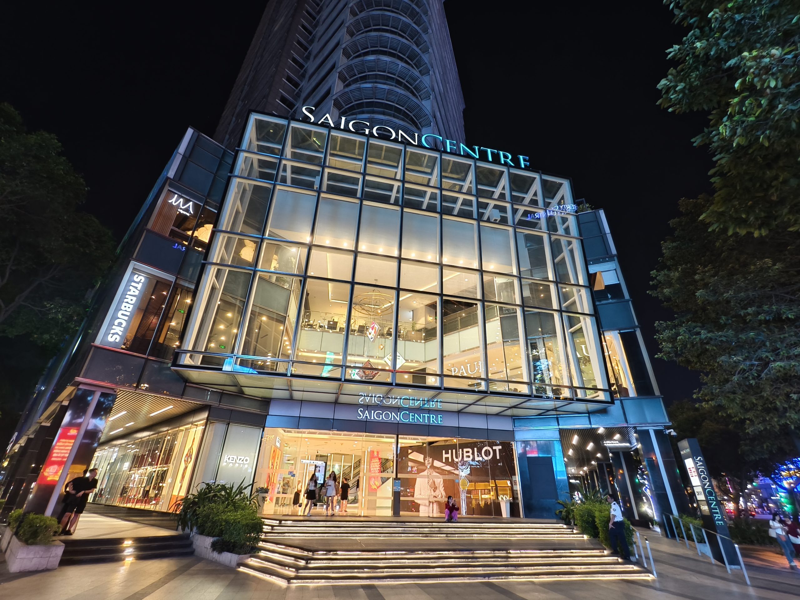 越南胡志明 Fusion Original Saigon Centre |市中心五星飯店絕美高空泳池，下樓就是商場！ @混血珊莎的奇幻旅程