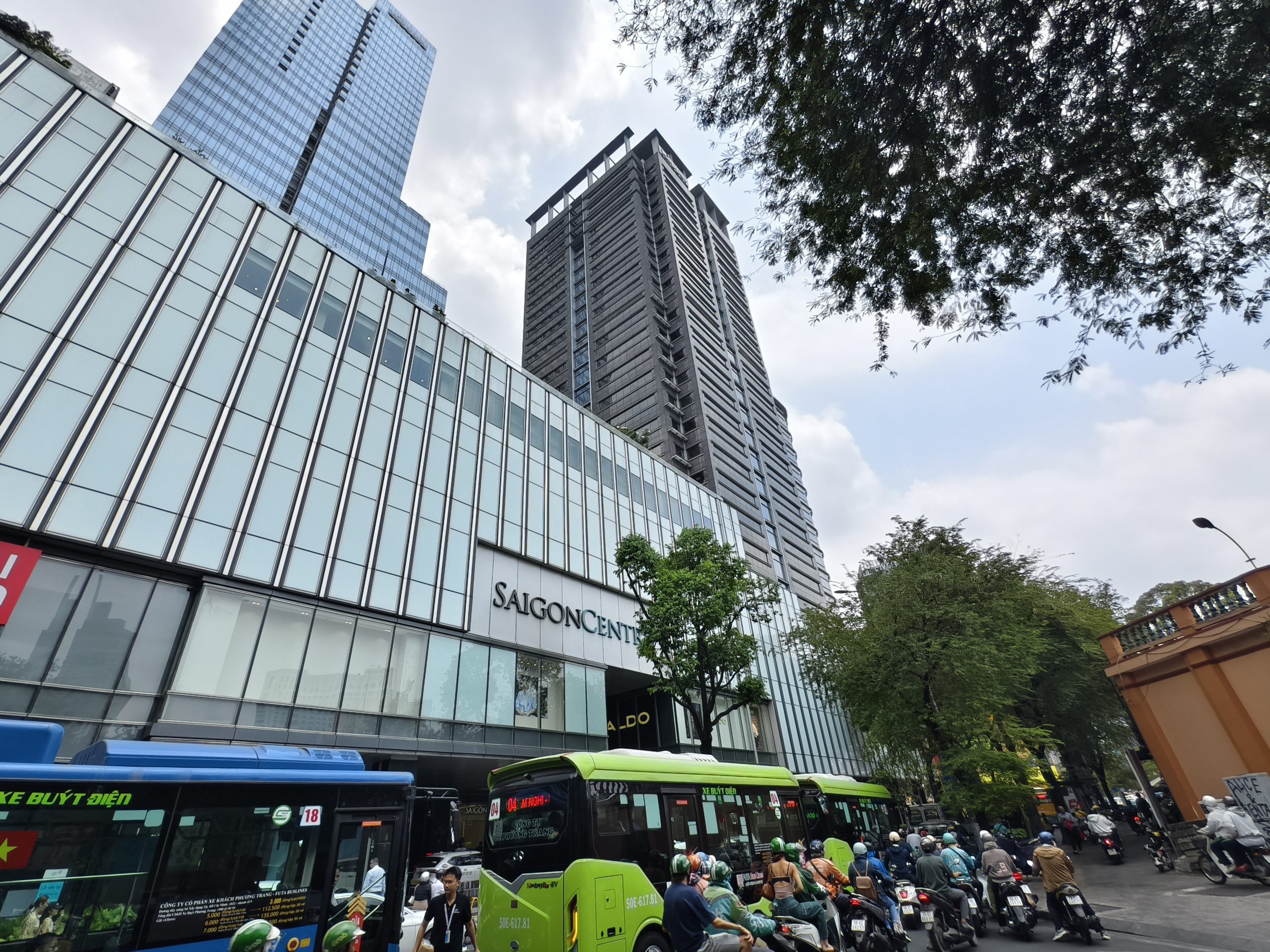 越南胡志明 Fusion Original Saigon Centre |市中心五星飯店絕美高空泳池，下樓就是商場！ @混血珊莎的奇幻旅程