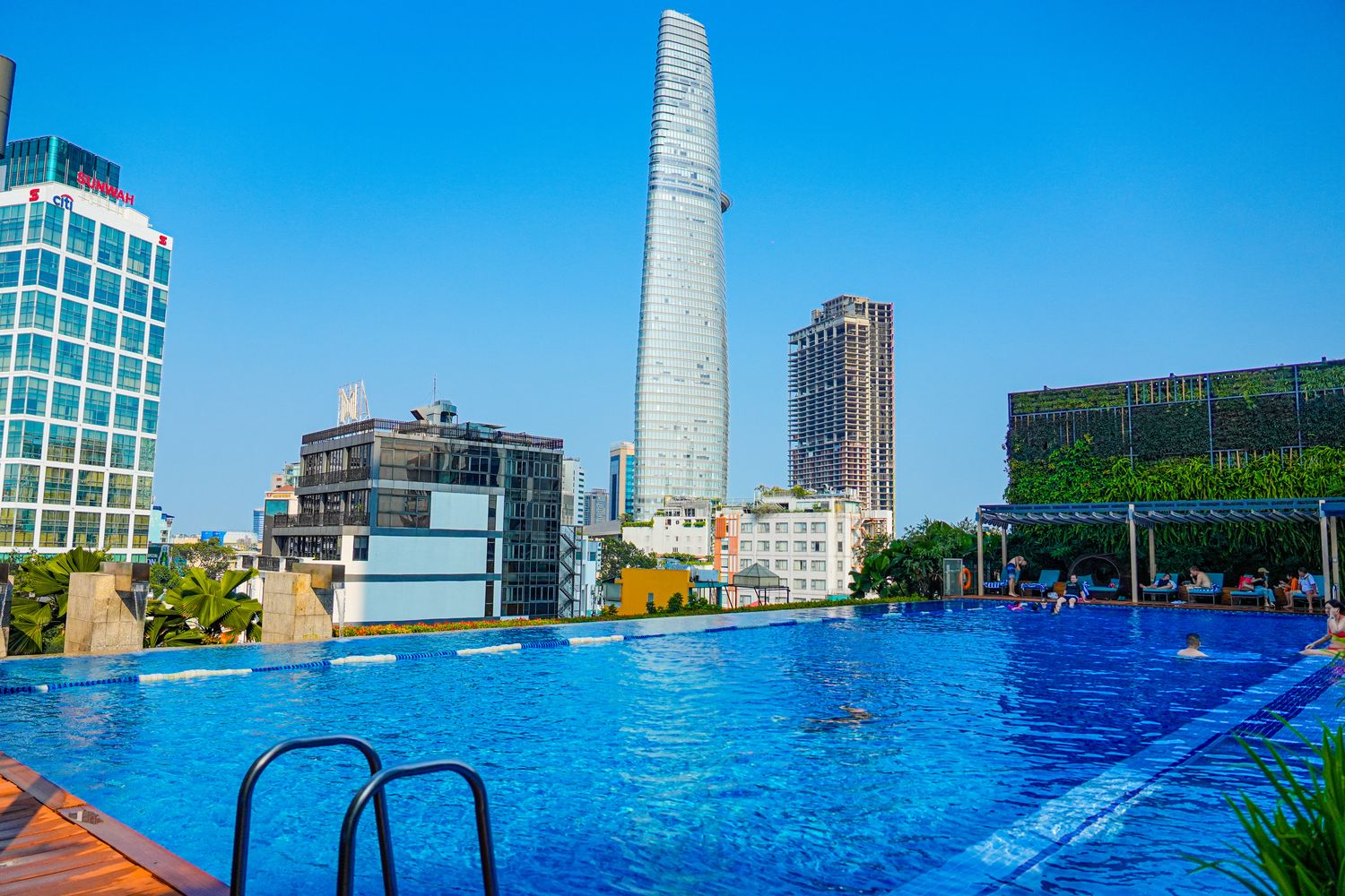 越南胡志明 Fusion Original Saigon Centre |市中心五星飯店絕美高空泳池，下樓就是商場！ @混血珊莎的奇幻旅程