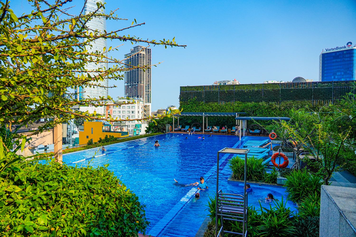 越南胡志明 Fusion Original Saigon Centre |市中心五星飯店絕美高空泳池，下樓就是商場！ @混血珊莎的奇幻旅程