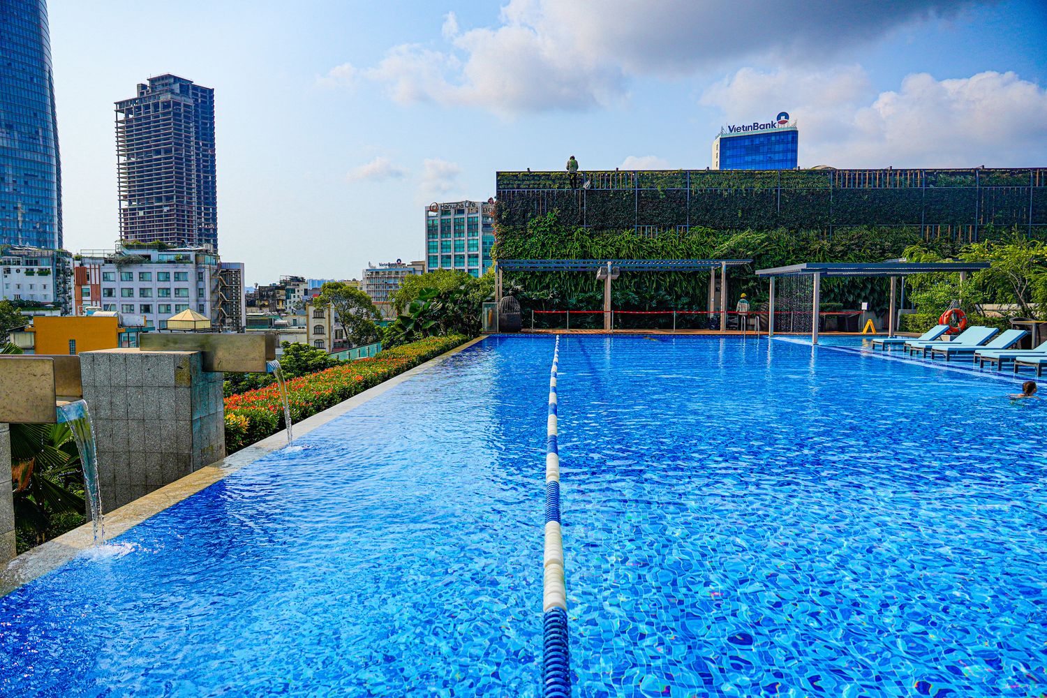 越南胡志明 Fusion Original Saigon Centre |市中心五星飯店絕美高空泳池，下樓就是商場！ @混血珊莎的奇幻旅程