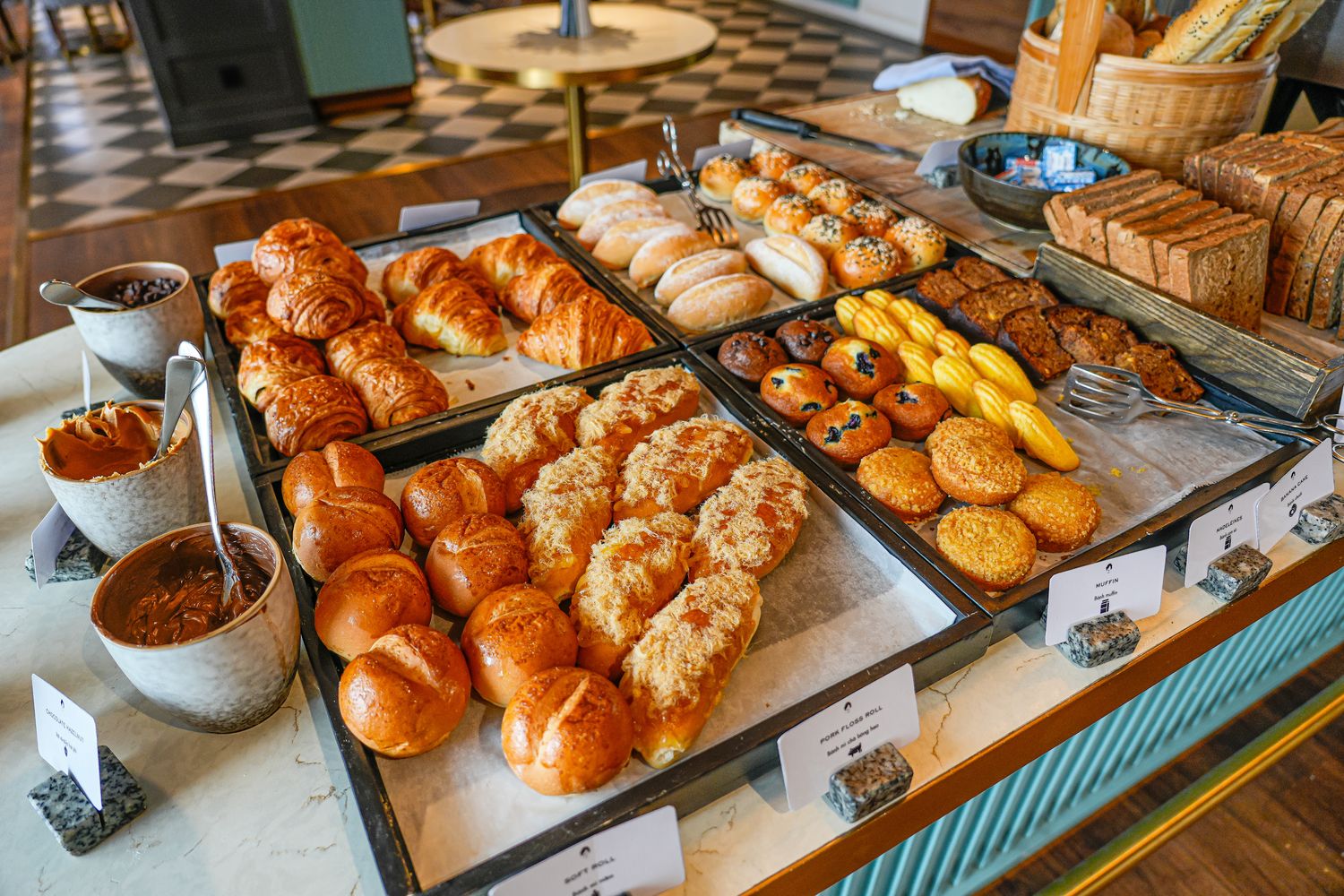 越南胡志明 Fusion Original Saigon Centre |市中心五星飯店絕美高空泳池，下樓就是商場！ @混血珊莎的奇幻旅程