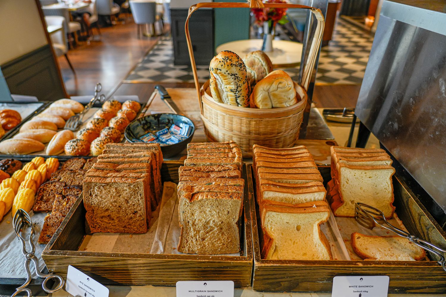 越南胡志明 Fusion Original Saigon Centre |市中心五星飯店絕美高空泳池，下樓就是商場！ @混血珊莎的奇幻旅程