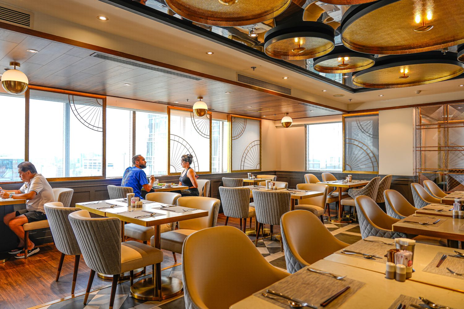 越南胡志明 Fusion Original Saigon Centre |市中心五星飯店絕美高空泳池，下樓就是商場！ @混血珊莎的奇幻旅程