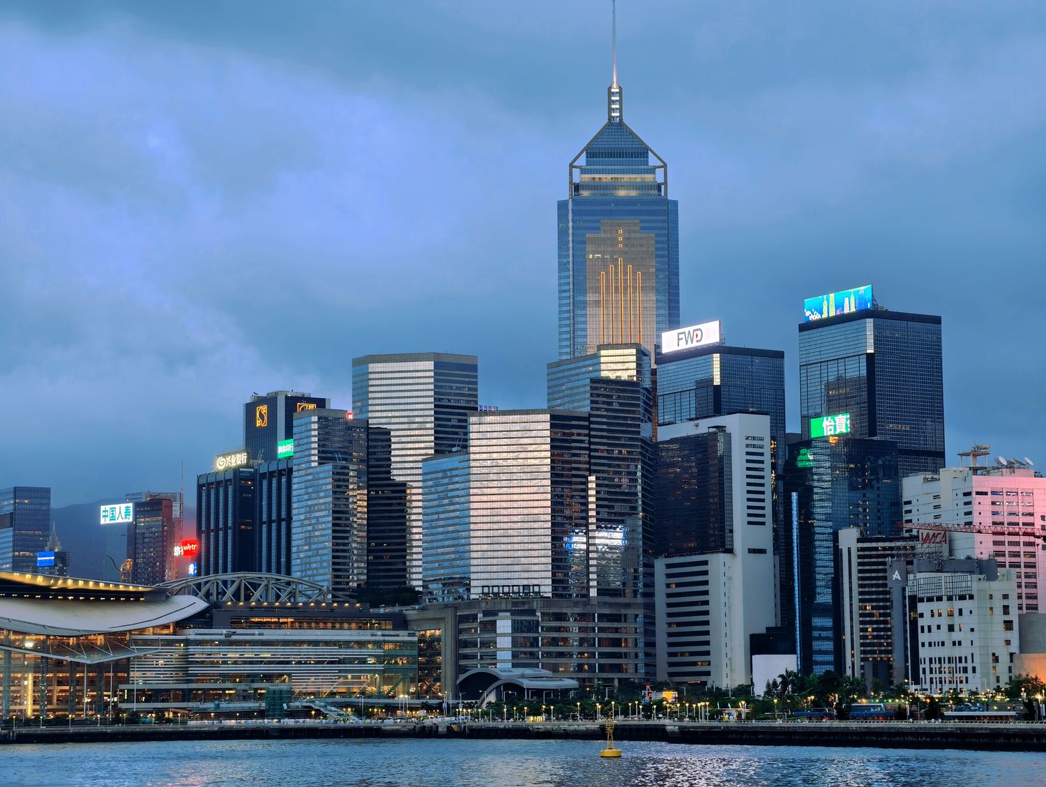 【香港景點】張保仔號 Aqua Luna 遊船攻略,維多利亞港絕美夜景(含票價、交通與搭乘心得) @混血珊莎的奇幻旅程 【香港景點】張保仔號 Aqua Luna 遊船攻略,維多利亞港絕美夜景(含票價、交通與搭乘心得) @混血珊莎的奇幻旅程