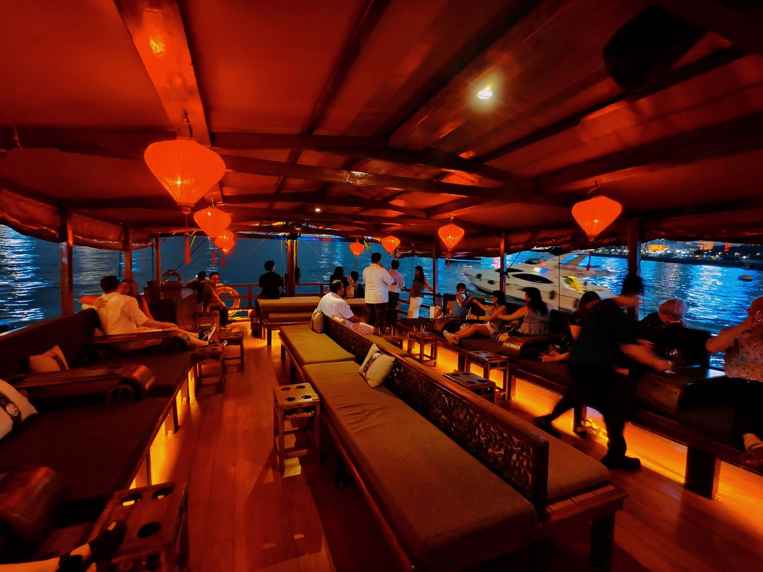 【香港景點】張保仔號 Aqua Luna 遊船攻略，維多利亞港絕美夜景(含票價、交通與搭乘心得) @混血珊莎的奇幻旅程