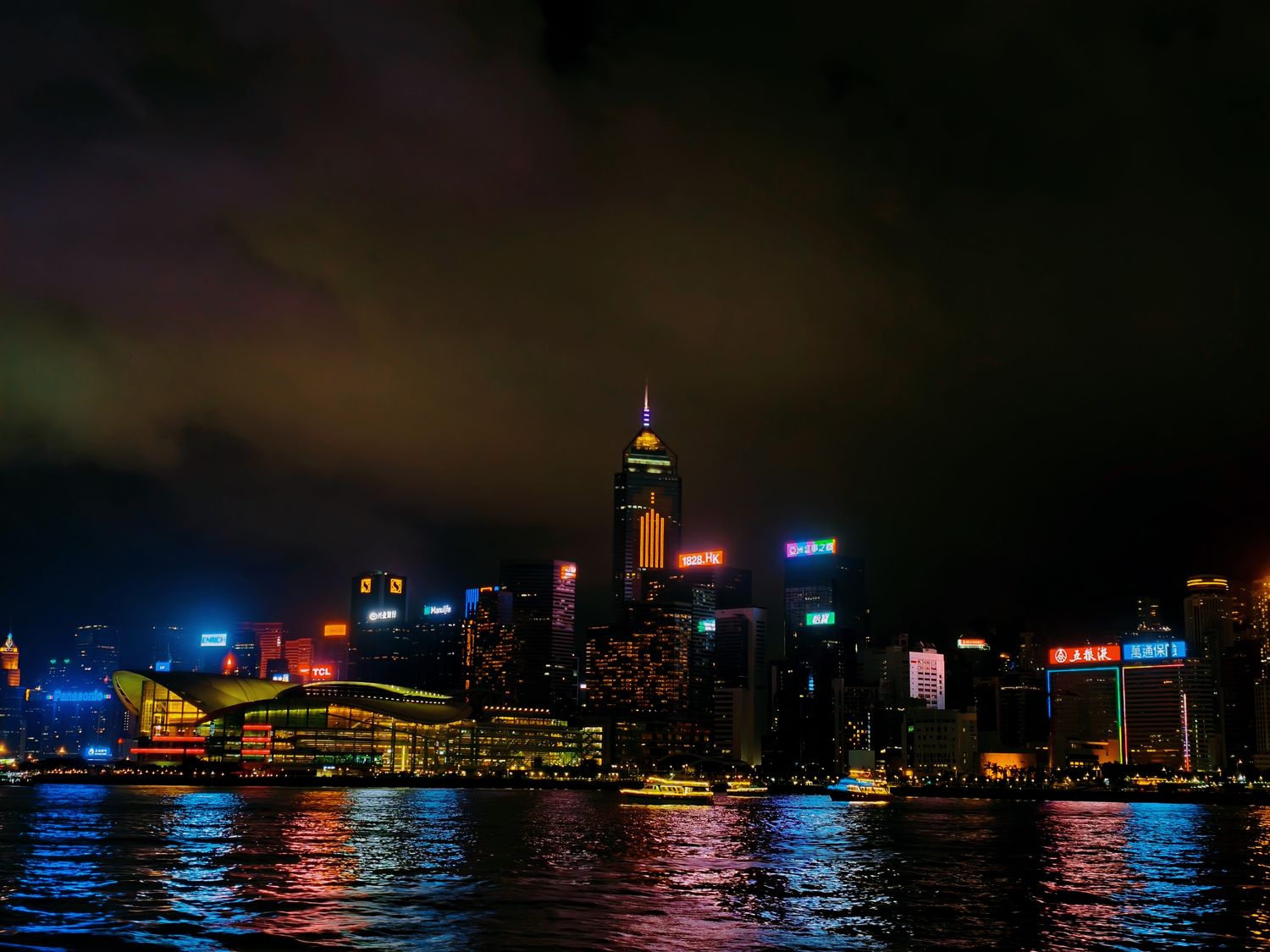 【香港景點】張保仔號 Aqua Luna 遊船攻略,維多利亞港絕美夜景(含票價、交通與搭乘心得) @混血珊莎的奇幻旅程 【香港景點】張保仔號 Aqua Luna 遊船攻略,維多利亞港絕美夜景(含票價、交通與搭乘心得) @混血珊莎的奇幻旅程