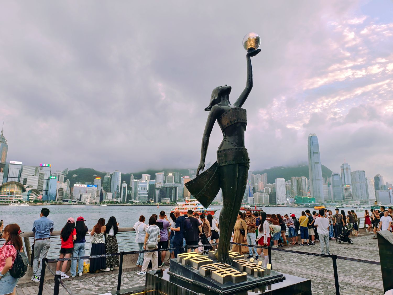 【香港景點】張保仔號 Aqua Luna 遊船攻略,維多利亞港絕美夜景(含票價、交通與搭乘心得) @混血珊莎的奇幻旅程 【香港景點】張保仔號 Aqua Luna 遊船攻略,維多利亞港絕美夜景(含票價、交通與搭乘心得) @混血珊莎的奇幻旅程