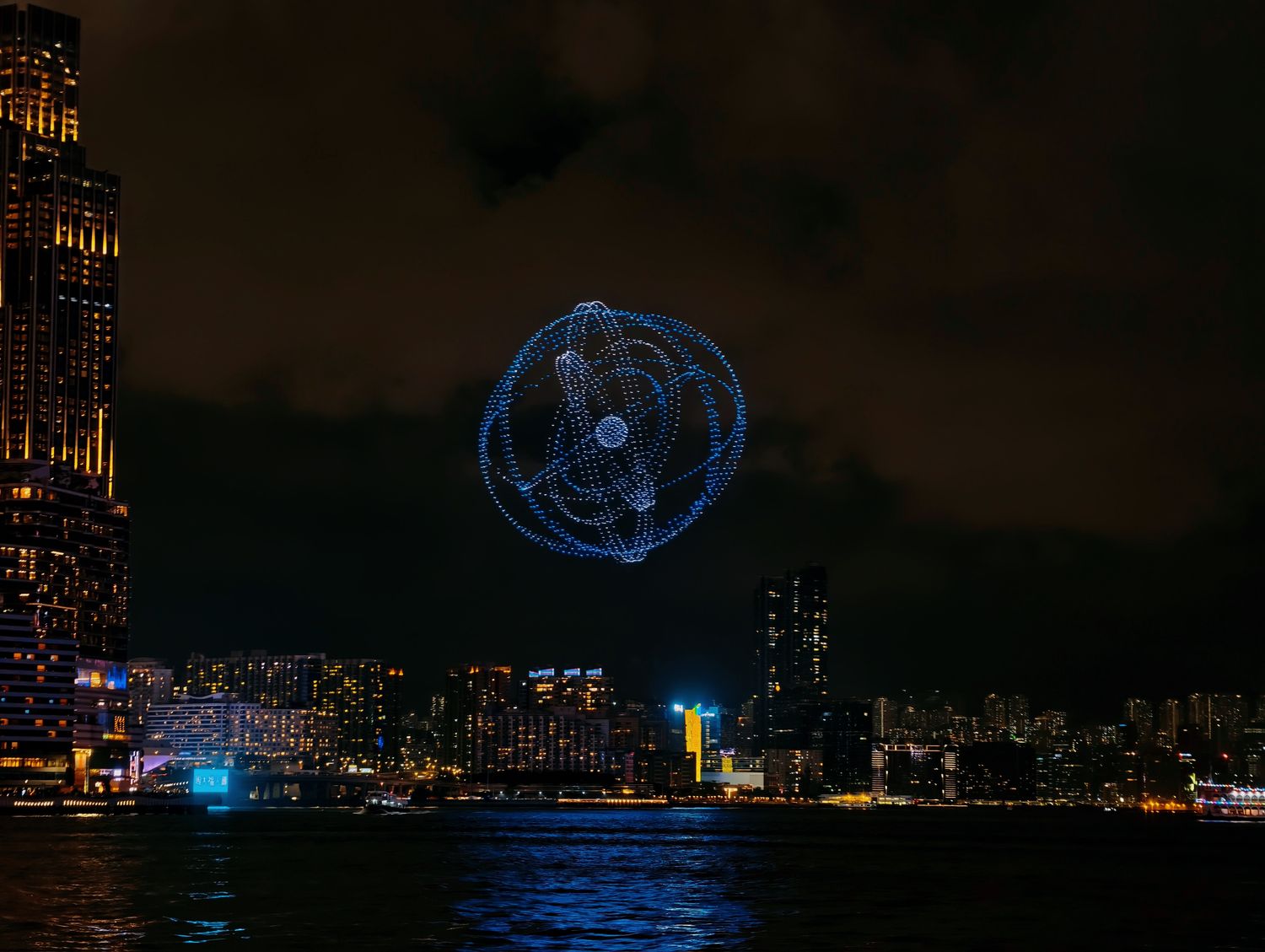 【香港景點】張保仔號 Aqua Luna 遊船攻略，維多利亞港絕美夜景(含票價、交通與搭乘心得) @混血珊莎的奇幻旅程