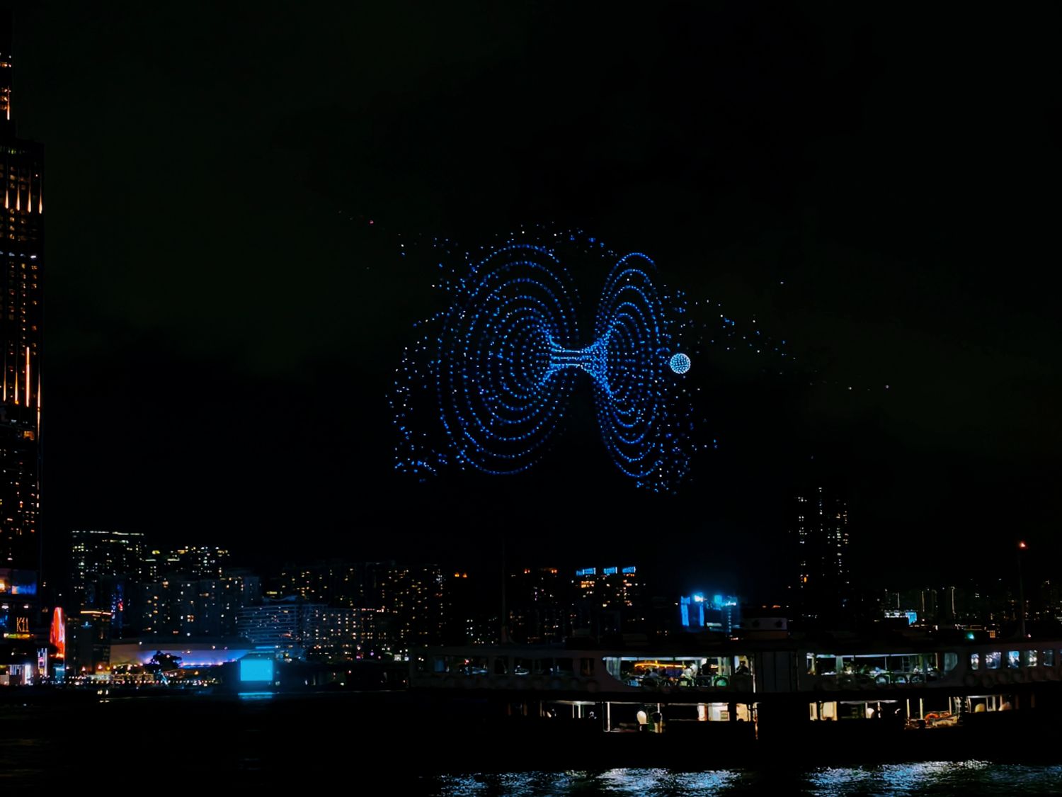 【香港景點】張保仔號 Aqua Luna 遊船攻略，維多利亞港絕美夜景(含票價、交通與搭乘心得) @混血珊莎的奇幻旅程