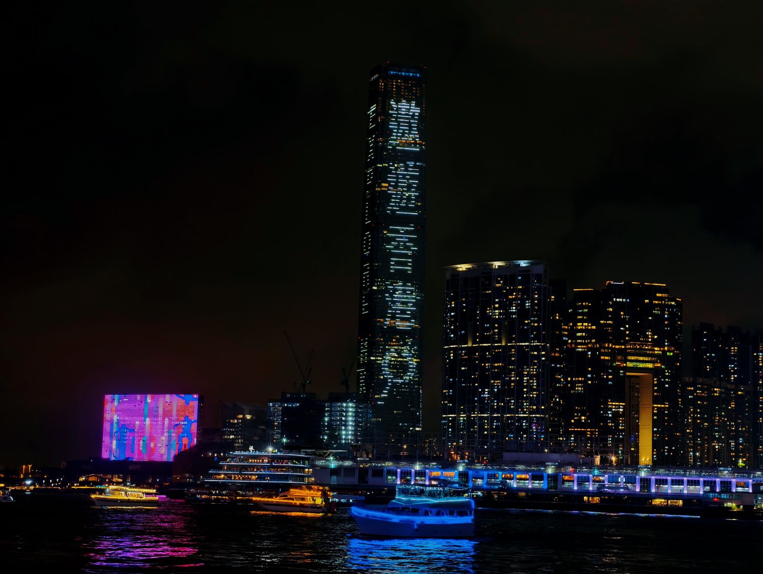 【香港景點】張保仔號 Aqua Luna 遊船攻略，維多利亞港絕美夜景(含票價、交通與搭乘心得) @混血珊莎的奇幻旅程