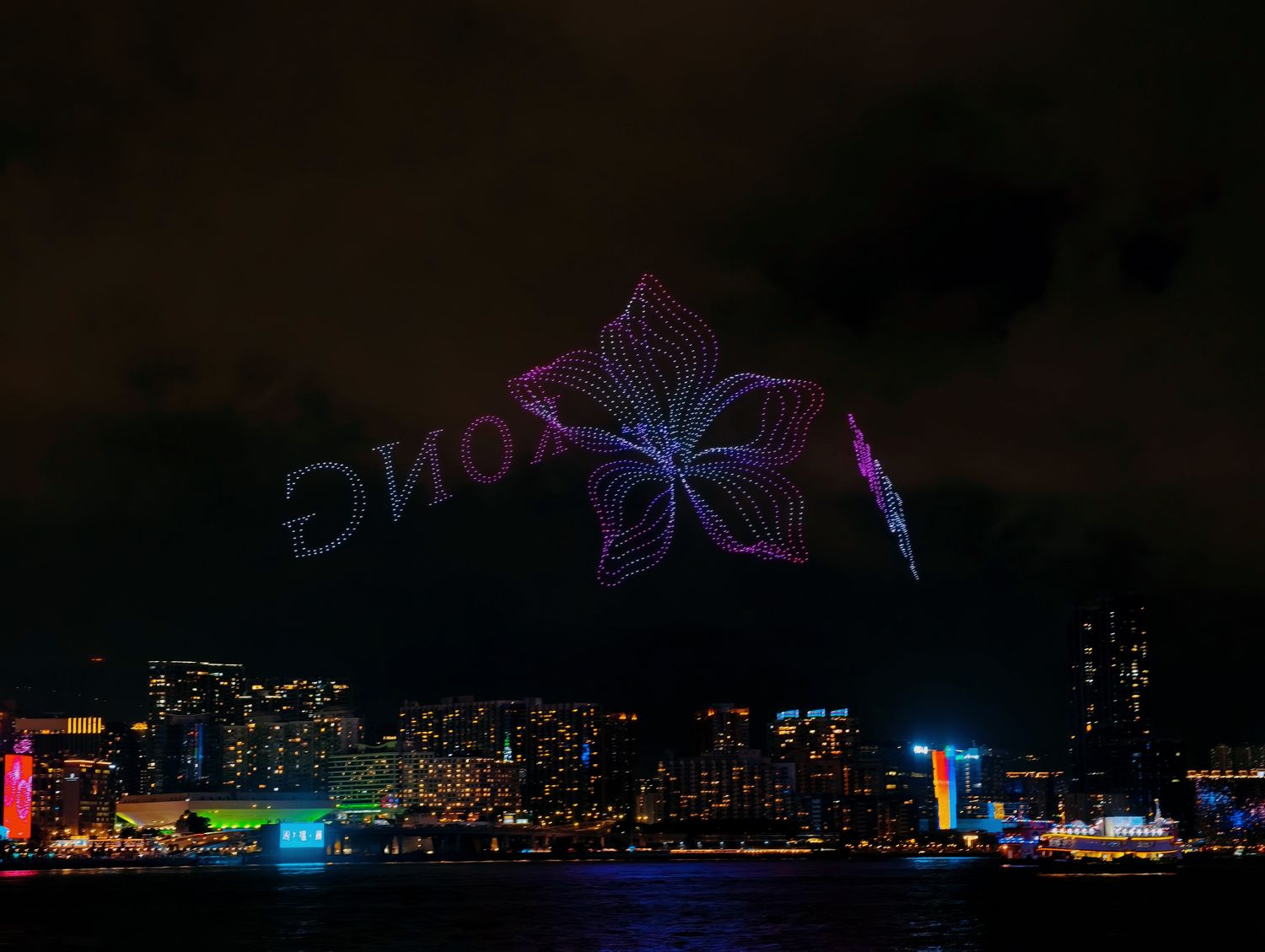 【香港景點】張保仔號 Aqua Luna 遊船攻略,維多利亞港絕美夜景(含票價、交通與搭乘心得) @混血珊莎的奇幻旅程 【香港景點】張保仔號 Aqua Luna 遊船攻略,維多利亞港絕美夜景(含票價、交通與搭乘心得) @混血珊莎的奇幻旅程