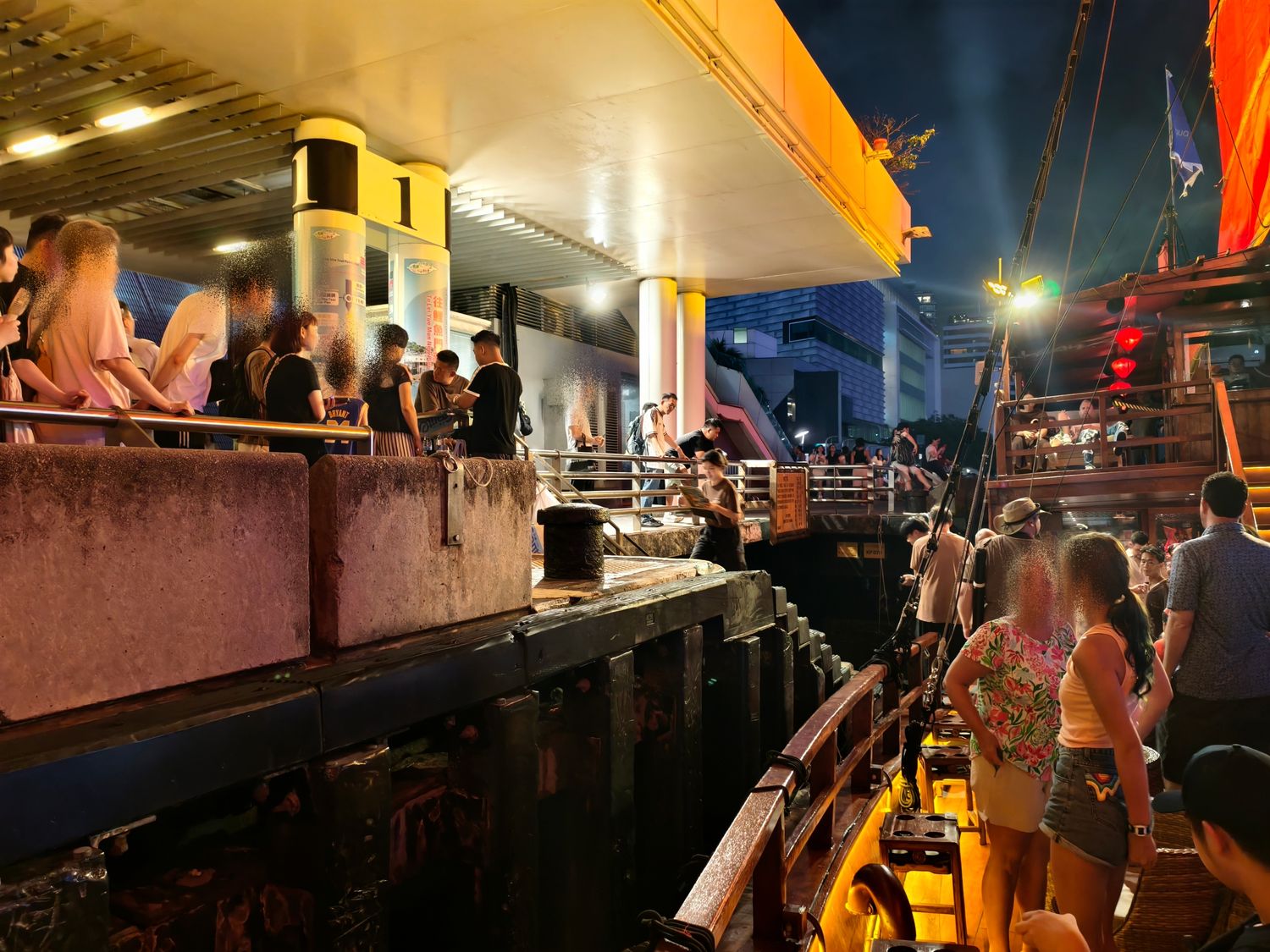 【香港景點】張保仔號 Aqua Luna 遊船攻略,維多利亞港絕美夜景(含票價、交通與搭乘心得) @混血珊莎的奇幻旅程 【香港景點】張保仔號 Aqua Luna 遊船攻略,維多利亞港絕美夜景(含票價、交通與搭乘心得) @混血珊莎的奇幻旅程
