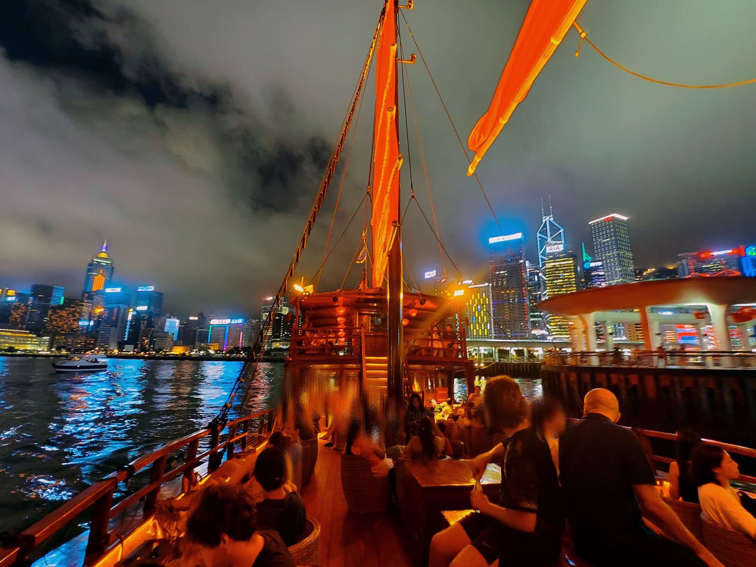 【香港景點】張保仔號 Aqua Luna 遊船攻略,維多利亞港絕美夜景(含票價、交通與搭乘心得) @混血珊莎的奇幻旅程 【香港景點】張保仔號 Aqua Luna 遊船攻略,維多利亞港絕美夜景(含票價、交通與搭乘心得) @混血珊莎的奇幻旅程