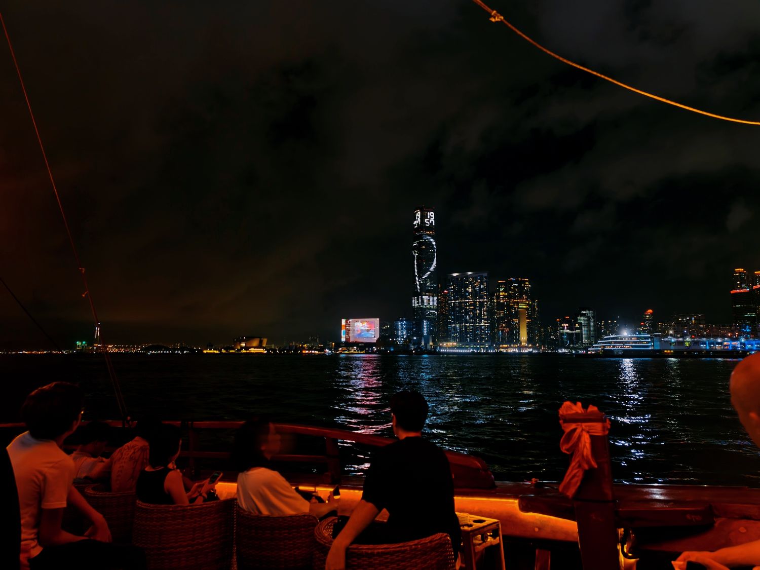 【香港景點】張保仔號 Aqua Luna 遊船攻略，維多利亞港絕美夜景(含票價、交通與搭乘心得) @混血珊莎的奇幻旅程