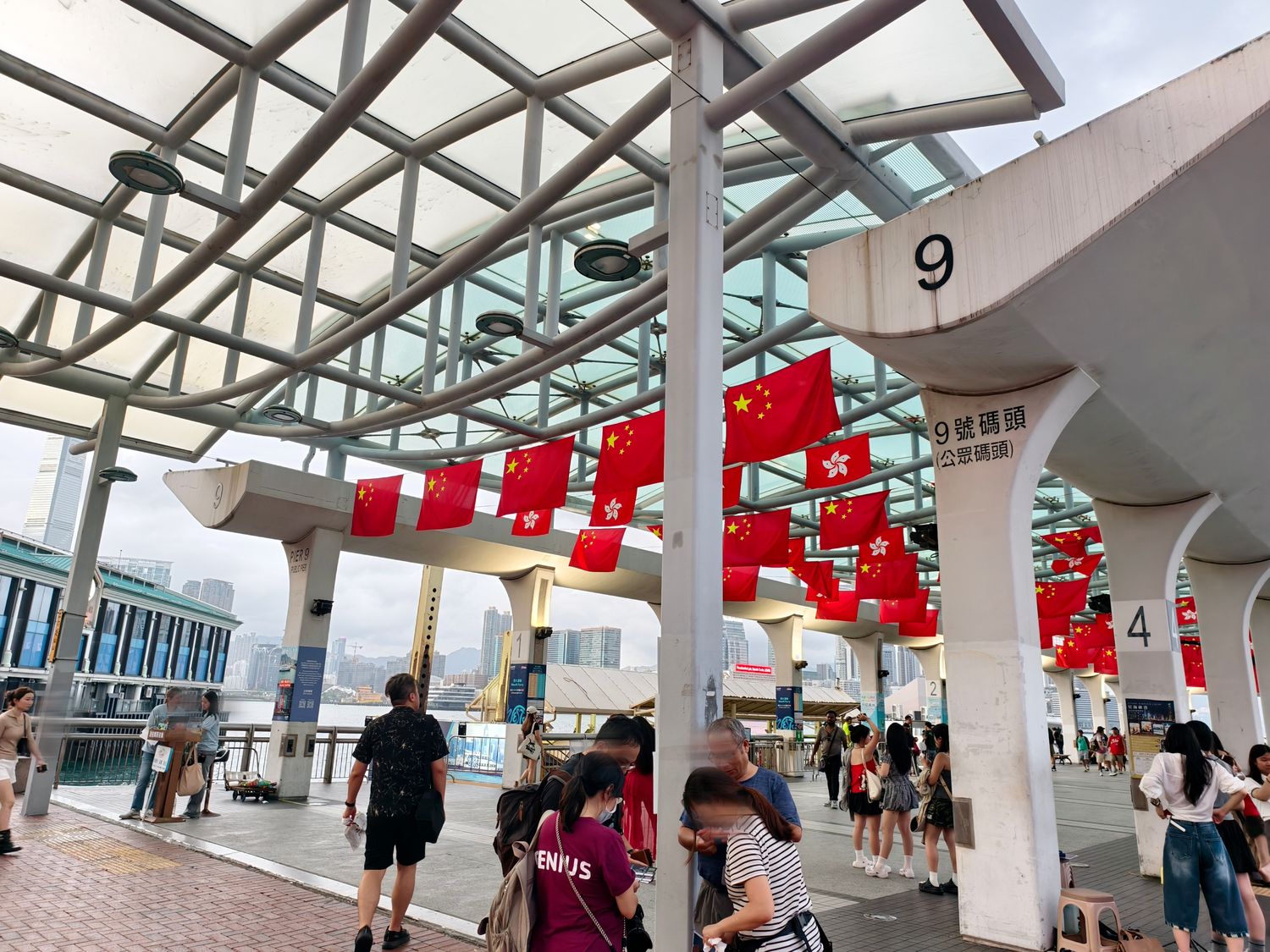 【香港景點】張保仔號 Aqua Luna 遊船攻略,維多利亞港絕美夜景(含票價、交通與搭乘心得) @混血珊莎的奇幻旅程 【香港景點】張保仔號 Aqua Luna 遊船攻略,維多利亞港絕美夜景(含票價、交通與搭乘心得) @混血珊莎的奇幻旅程
