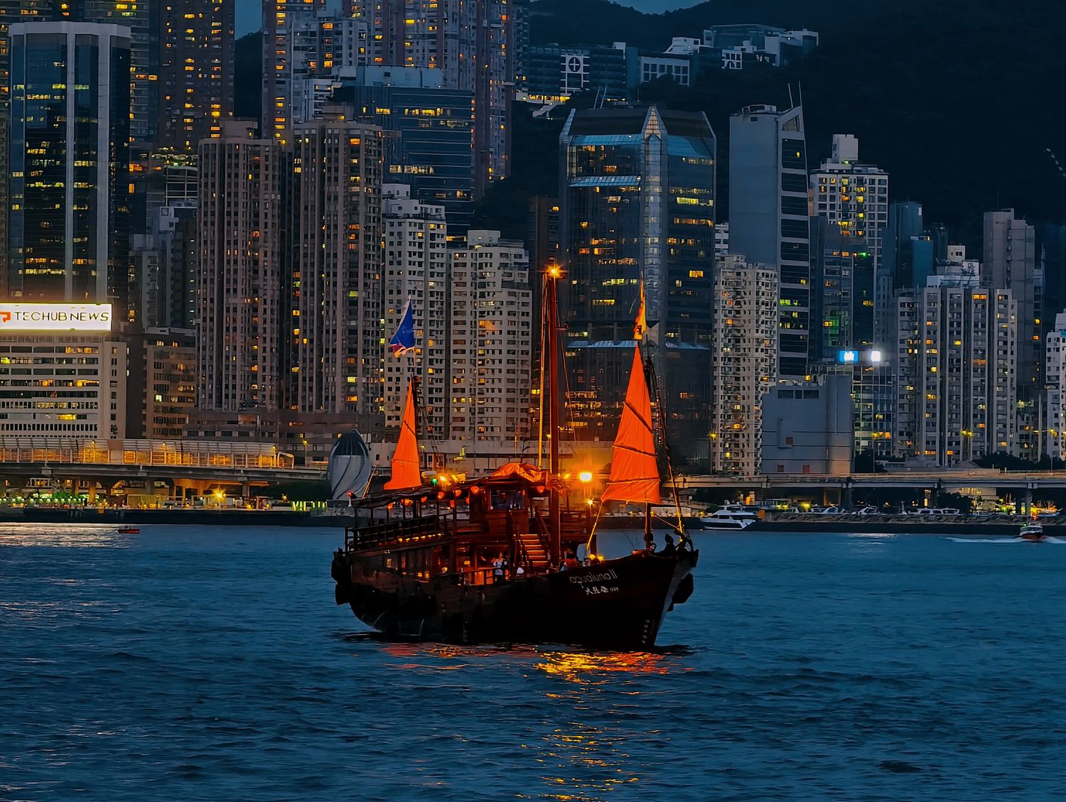 【香港景點】張保仔號 Aqua Luna 遊船攻略,維多利亞港絕美夜景(含票價、交通與搭乘心得) @混血珊莎的奇幻旅程 【香港景點】張保仔號 Aqua Luna 遊船攻略,維多利亞港絕美夜景(含票價、交通與搭乘心得) @混血珊莎的奇幻旅程