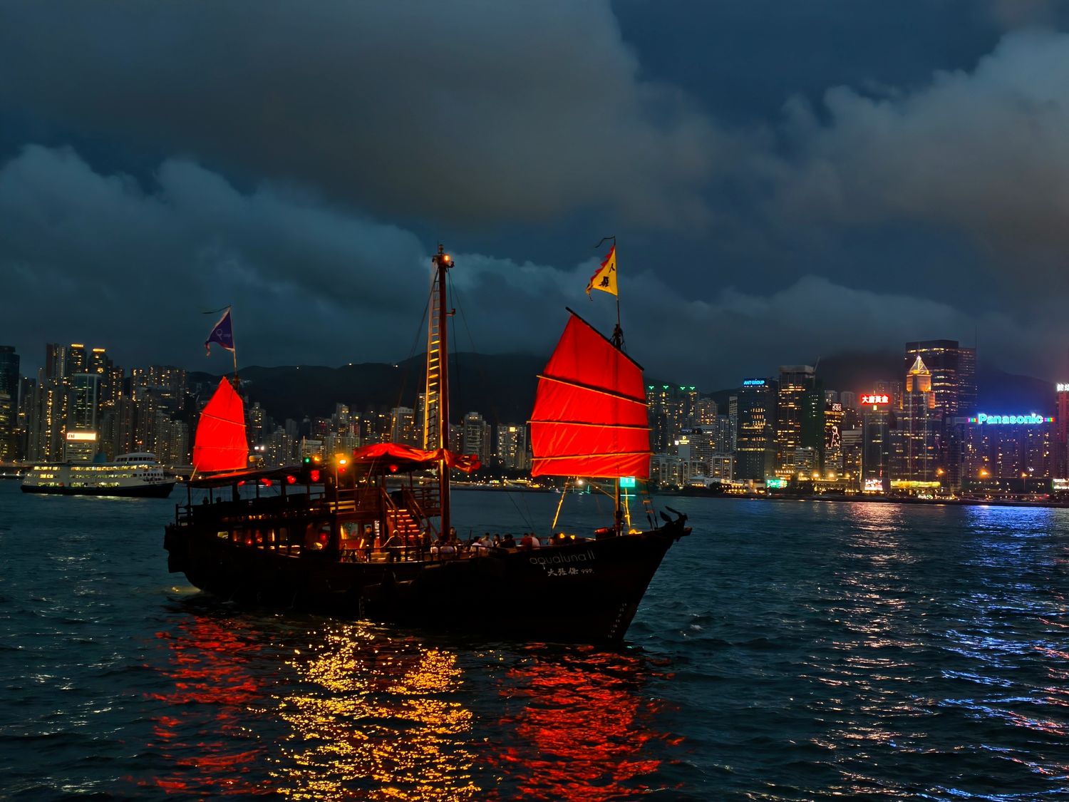 【香港景點】張保仔號 Aqua Luna 遊船攻略,維多利亞港絕美夜景(含票價、交通與搭乘心得) @混血珊莎的奇幻旅程 【香港景點】張保仔號 Aqua Luna 遊船攻略,維多利亞港絕美夜景(含票價、交通與搭乘心得) @混血珊莎的奇幻旅程