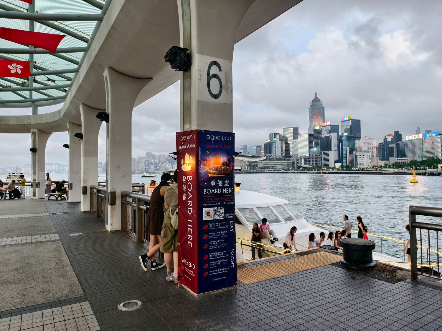 【香港景點】張保仔號 Aqua Luna 遊船攻略，維多利亞港絕美夜景(含票價、交通與搭乘心得) @混血珊莎的奇幻旅程