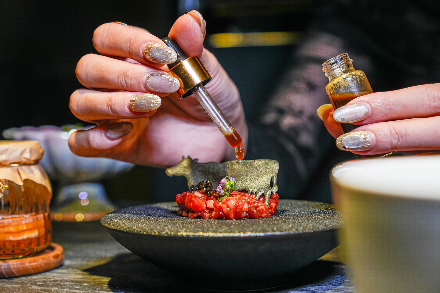 【粹火日式無菜單燒肉】專人桌邊代烤，炭火上的頂級和牛與視覺系酒火秀! @混血珊莎的奇幻旅程